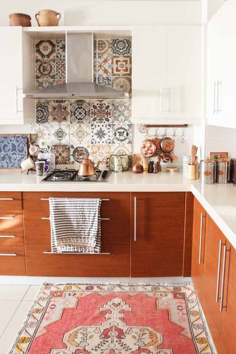 Swing Bar Stools and 9 Other Chic Kitchen Ideas Around the World | Kitchen with tiles, two toned cabinets, and kilims in Istanbul, Turkey. Bohemian Style Kitchen, Kitchen Accessories Design, Two Tone Kitchen Cabinets, Turkish Kitchen, Bohemian Kitchen, Orange Kitchen, White Countertops, Chic Kitchen, Trendy Kitchen