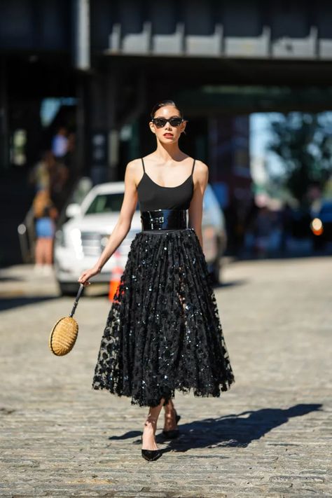 Formal Tulle Skirt Outfit, Black Tutu Skirt Outfit, Mesh Skirt Outfit Ideas, Mesh Skirt Outfit, Black Tulle Skirt Outfit, Tulle Skirt Outfits Casual, Spring Party Outfit, Tutu Skirt Outfit, Blue Tulle Skirt