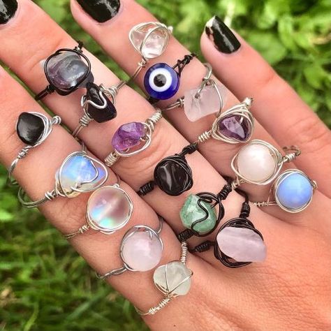 Wire Rings With Crystals, How Do You Make Rings, Wire Ring With Stone, Diy Wire Bead Rings, Crystal Ring Diy, Rock Rings Stones, Halloween Rings Diy, Diy Crystal Rings Wire Jewelry, Rock Rings Diy