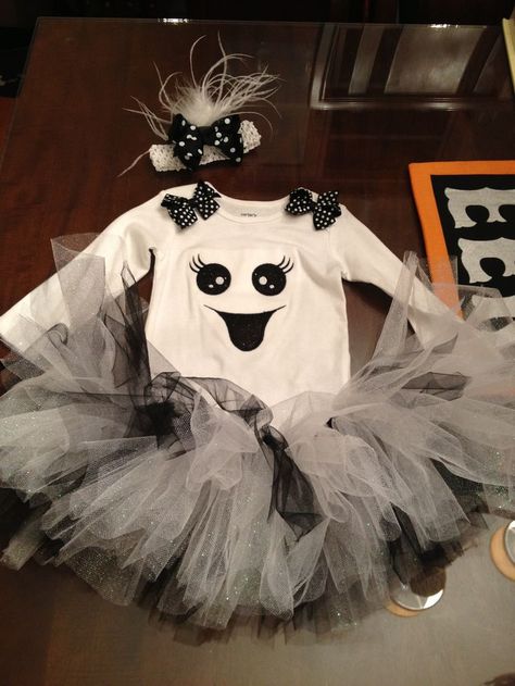 Buy halloween shirt, sew layers of tulle on bottom for skirt/tutu, pair with halloween tights Girl Ghost Costume, Diy Costume Ideas, Running Magazine, Outfit Costume, Ghost Costume, Diy Costume, Halloween 2016, Fantasias Halloween, Halloween 2018