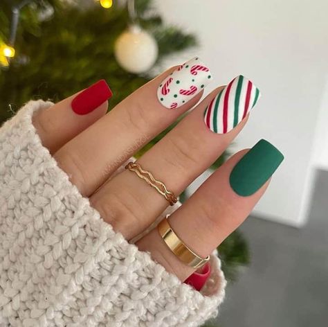 25+ Fabulous Christmas Nail Designs - Emerlyn Closet Nails Art Christmas, Christmas Nails Art, Nagellack Trends, Holiday Nail Designs, Cute Christmas Nails, Christmas Gel Nails, Nails 2022, Holiday Nail Art, Christmas Nails Acrylic