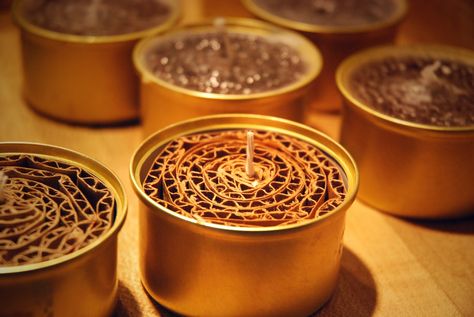 Neat fire-starter:  Cardboard strips, cotton wick, melted wax -- all coiled in used cat food cans. Upcycle Cat Food Cans, Cat Food Tins Crafts, Cat Food Cans Crafts, Cat Food Cans Repurpose, Cat Food Can Crafts, Fire Starters Diy, How To Make Potatoes, Long Term Food Storage, Upcycle Repurpose