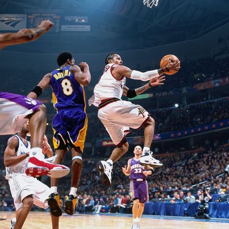 Iconic Basketball Moments 🏀 on Instagram: “Allen Iverson’s reverse layup against Kobe Bryant, during the 2001 NBA All-Star Game. (February 11, 2001)” Jerry Lucas, Kareem Abdul-jabbar, Kobe Bryant Poster, Basketball Background, Julius Erving, Karl Malone, Nba Basketball Art, Funny Sports Pictures, Tracy Mcgrady