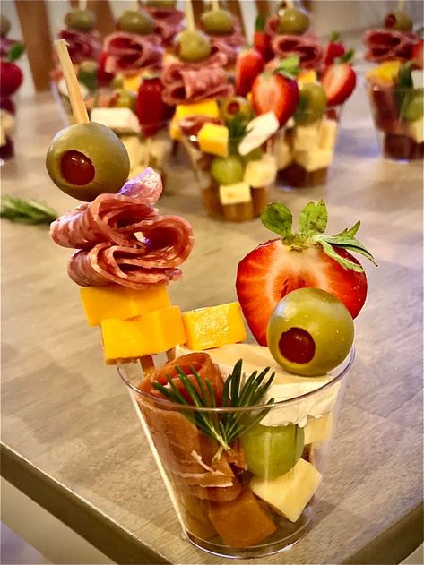 Meeting Appetizers Snacks, Individual Chacutery Cups, Charcuterie Shooters, Small Charcuterie Cup Ideas, Charchuttere Cups, Charcuterie Mini Cups, Chacutery Cup Ideas, Chauterrie Cups, Simple Charcuterie Cups