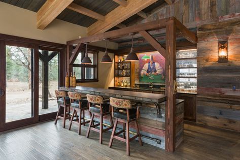 Rustic Riverside - Rustic - Home Bar - Albuquerque - by Kogan Builders Barn Bar Ideas, Wreck Room, Bar Area Design, Garage Bar Ideas, Rustic Basement Bar, Barn Bar, Cabin Bar, Ranch House Decor, Rustic Basement