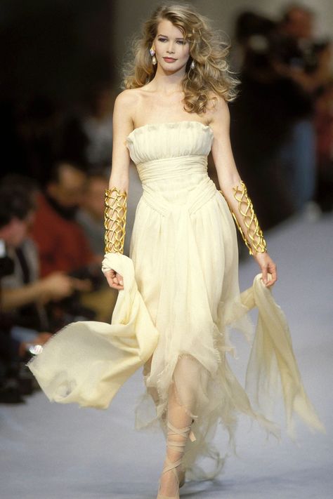 In Photos: Claudia Schiffer's Best '90s Runway Moments - HarpersBAZAAR.com Chanel Wedding Dress, Sophie Dahl, Models 90s, 90s Runway, Original Supermodels, Christian Dior Haute Couture, Helena Christensen, 90s Models, Carla Bruni