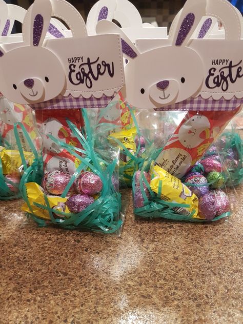 Mini Easter Baskets For Coworkers, Easter Work Gift Ideas, Easter Candy Bags Ideas, Easter Goodie Bags For Adults, Easter Treat Bags For School, Easter Goodie Bags For School, Easter Bag Ideas, Easter Goody Bag Ideas, Small Easter Gift Ideas