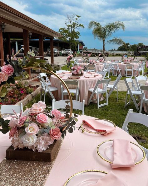 15 Quinceanera Centerpieces, Quinceanera Floral Centerpieces, Pink Quinceanera Theme Outdoors, Table Setting For Quinceanera, Pink Flowers Quince Theme, Butterfly 15 Theme Pink, Quince Outdoor Decorations, Quincenera Tables Set Up, Quince Decorations Outside