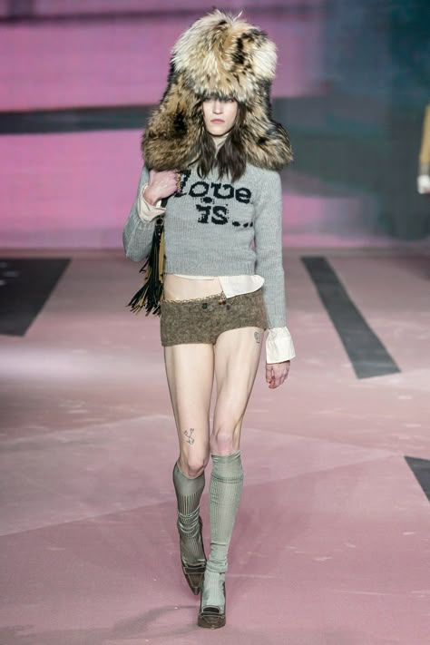 Dsquared2 Fall 2020 Ready-to-Wear collection, runway looks, beauty, models, and reviews. 2020s Fashion, Hot Clothes, Runway Outfits, Fashion Couture, Fur Hat, Menswear Collection, Fashion Fits, Vogue Paris, Fashion Killa