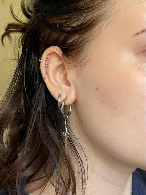 Triple Helix Piercing Hoop, Symmetrical Ear Piercings, Ear Piercings Edgy, Ear Piercing Both Ears, Simple Piercing Ideas, Asymmetrical Piercings, Cartalige Percinings, Edgy Ear Piercings Aesthetic, Alt Ear Piercings