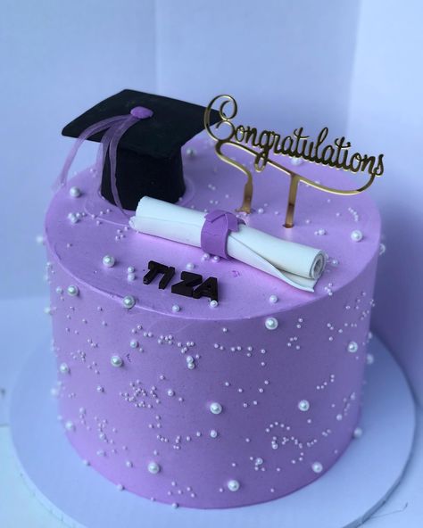 Beautiful and Yummy 👌🏾👌🏾🥳🥳❤️ Simple Graduation Cakes, Graduation Cartoon, Graduation Cake Designs, Modern Birthday Cakes, Happy Birthday Printable, Modern Birthday, Graduation Cake, Safari Birthday, Cake Designs Birthday