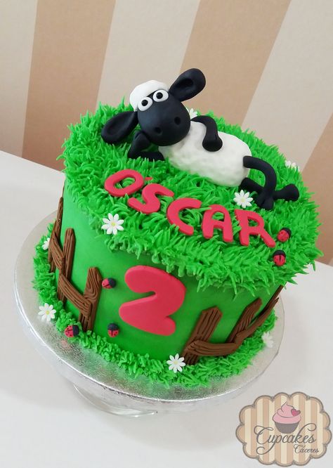 Tarta subierta en buttercream con detalles y figura de la oveja Shaun en 3D Goat Themed Cake, Shaun The Sheep Cake Ideas, Shaun The Sheep Birthday Party, Shaun The Sheep Cake, Sheep Party, Spongebob Birthday Cake, Superhero Cupcake Toppers, Farm Birthday Cakes, Garden Cupcakes