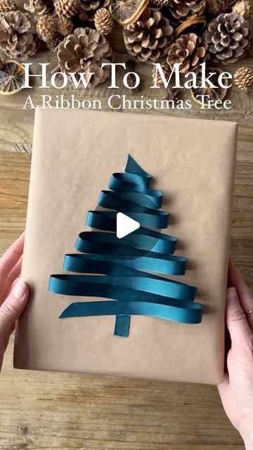 Wrapping Xmas Presents, Diy Gift Toppers Christmas, Ribbon On Presents, Ribbon Wrapping, Xmas Wrapping, Ribbon Tree, Gifts Wrapping, Gift Wrap Ribbon, How To Make Christmas Tree