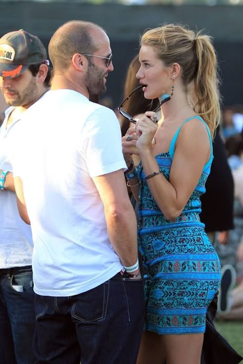 جيسون ستاثام, Jason Statham Rosie Huntington, Rosie And Jason, Jason Statham And Rosie, Red Dress Makeup, Rosie Huntington, Kelly Brook, Celebrity Lifestyle, Jason Statham