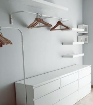 Dressing ouvert : une penderie au-dessus de commodes Open Dressing Room, Open Dressing, Walk In Closet Small, Walk In Closet Design, Small Closets, Cute Dorm Rooms, Bilik Tidur, غرفة ملابس, Trendy Home Decor