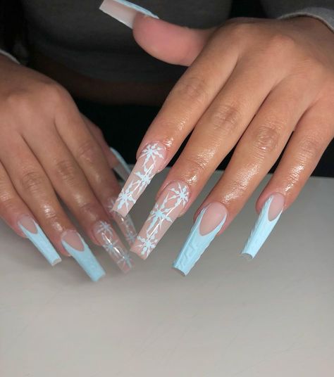 Baby Blue Acrylic Nails Christmas, Baby Blue And White Christmas Nails, Christmas Acrylic Nails Blue, Christmas Nails White And Blue, Blue Nails Acrylic Winter, Blue Christmas Acrylic Nails, White Nails Christmas Design, Baby Blue Winter Nails Acrylic, Christmas Nails Blue And White