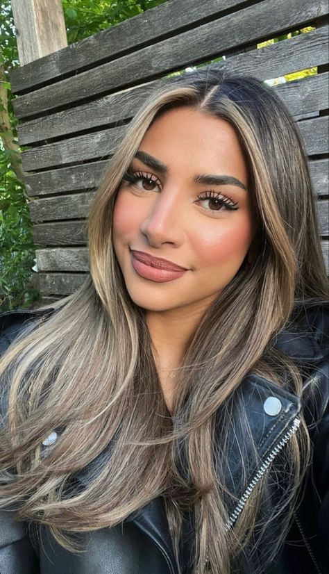 Blonde Brown Hair Color, Rambut Brunette, Hair Colorful, Black Hair Balayage, Brown Hair Looks, Brown Hair Inspo, Brunette Hair With Highlights, Dyed Blonde Hair, Balayage Hair Dark