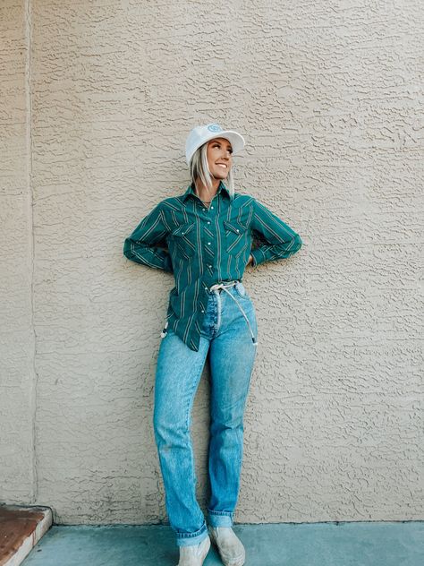 Oversized Pearl Snap Outfit, Casual Ranch Outfit, Ranch Rodeo Outfits, Vintage Button Up Shirt Outfits, Ranching Outfits, Hipster Cowgirl, 90s Western Fashion, Vintage Western Outfits, Punchy Aesthetic