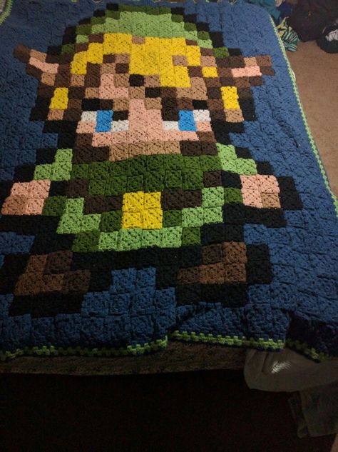 Link blanket - 8-bit granny square crochet Zelda Crochet Blanket Granny Squares, Triforce Granny Square, Cool Crochet Blanket, 8 Bit Crochet, Nintendo Crochet, Pixel Crochet Blanket, Geeky Craft, Fiber Crafts, Crochet Toys Free