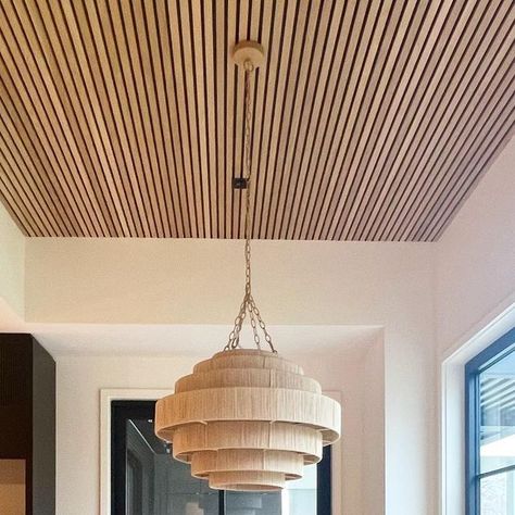 Marybeth Woods Architect on Instagram: "The Warmth of Wood!  #slats #contemporaryceilingdetail  #woodslatceiling" Wooden Slat Ceiling Interior Design, Fabric On Ceiling, Wood Paneling Ceiling, Ceiling Slats, Light Wood Wallpaper, White Tray Ceiling, Wood Panel Ceiling, Slatted Ceiling, Cottage Ceiling