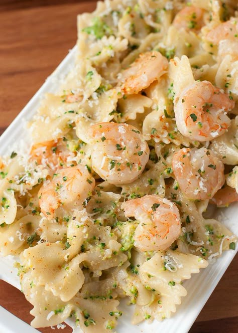 This delicious Creamy Cajun Shrimp and Broccoli Pasta makes an easy lunch or dinner! The cajun zing adds a nice burst of flavor to this tasty plate of pasta. Cajun Broccoli, Shrimp And Broccoli Pasta, Shrimp Broccoli Pasta, Broccoli Shrimp, Pasta Peas, Creamy Cajun Shrimp, Bow Tie Pasta Recipe, Broccoli Pasta Recipe, Pasta With Shrimp