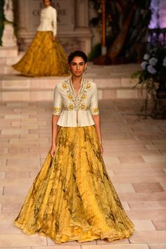 घाघरा चोली, Long Blouse Designs, Lehnga Dress, Lehenga Blouse Designs, Choli Designs, Salwar Kamiz, Indian Gowns Dresses, Vogue India, Lehenga Blouse