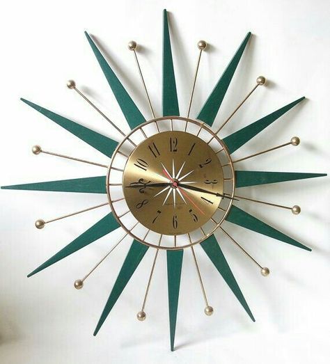 Reminds me of a similar version of the livrm clock my gramma had Vintage Saat, Mid Century Clock, Cool Clocks, Retro Clock, Deco Retro, Mid Century Mod, Mid Century Modern Decor, Love Vintage, Mid Century Decor