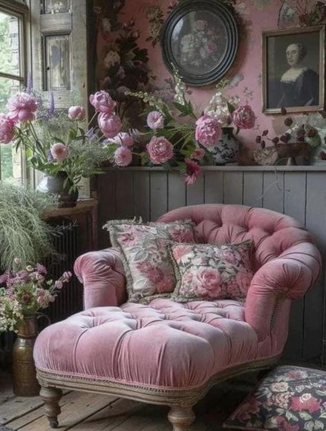 Shabby Chic Home Decor Ideas, Boho Shabby Chic Decor, Vintage Living Rooms, Pink Vintage Bedroom, Decorating With Pink, Vintage Chic Decor, Vintage Shabby Chic Bedroom, Pretty Chairs, Country Victorian