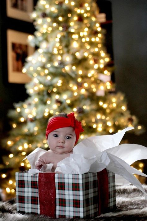 Baby Christmas Picture Ideas, Baby Christmas Pictures, Holiday Baby Pictures, Natal Baby, Christmas Picture Ideas, Baby Holiday Photos, Baby Christmas Photography, Christmas Baby Pictures, طفلة حديثة الولادة