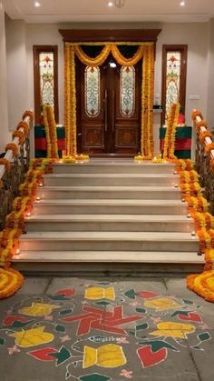 Simple Entrance Decor, Door Decoration With Flowers, Marigold Garland Decoration, Flower Door Decorations, Entrance Door Decoration, Doorway Garland, Door Flower Decoration, Home Flower Decor, Doorway Decor