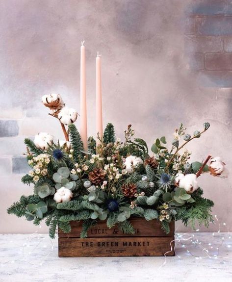 Flower Arrangements Winter, Deco Noel Nature, Art Floral Noel, Winter Flower Arrangements, Farmhouse Christmas Decorations, Jul Diy, Winter Floral Arrangements, Christmas Planters, Christmas Flower Arrangements