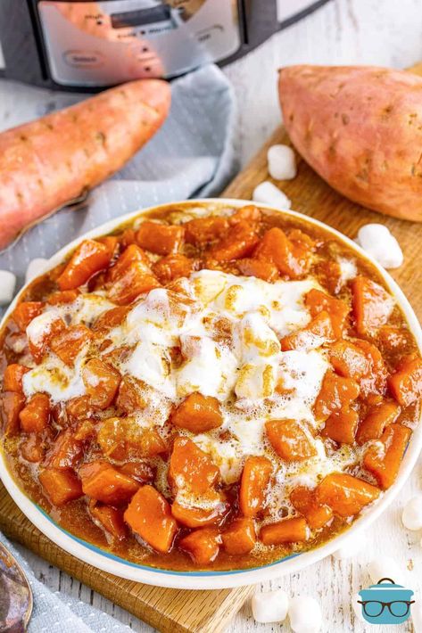 Crock Pot Candied Yams Casserole - The Country Cook Candied Yams Casserole, Yams Casserole, Canned Sweet Potato Recipes, Yam Casserole, Yams With Marshmallows, Crock Pot Sweet Potatoes, Crockpot Side Dishes, Crockpot Candy, Candied Yams