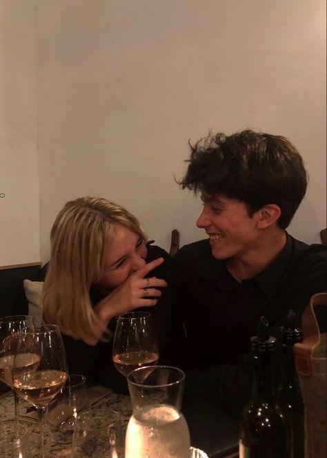 Relationship Aethstetic Vintage, Blonde Gf And Brunette Bf Aesthetic, Friendzone Aesthetic, Realashonship Aesthetic, Golden Retriever Boyfriend Aesthetic, College Couple, Fake Dating, Drømme Liv, 사진 촬영 포즈