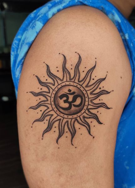 Tribal Sun Tattoo Design On The Bicep Sun Tattoo Arm, A Sun Tattoo, Aum Tattoo, Om Tattoo Design, Hindu Tattoo, Sun Tattoo Designs, Tattoos Infinity, Crown Tattoo Design, Tattoos Mandala