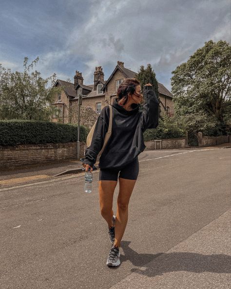 Black Cycling Shorts Outfit, Black Nike Shorts Outfit, Beth Bartram, Nike Shorts Outfit, Black Summer Outfits, Nike Space Hippie, Cycle Shorts, Black Nike Shorts, Short Hoodie