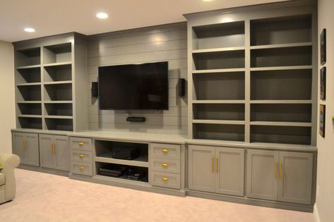 Basement Entertainment Center, Built In Entertainment Center, Diy Entertainment, Built In Shelves Living Room, Living Room Built Ins, Living Room Entertainment Center, Entertainment Wall, Living Room Entertainment, Diy Entertainment Center