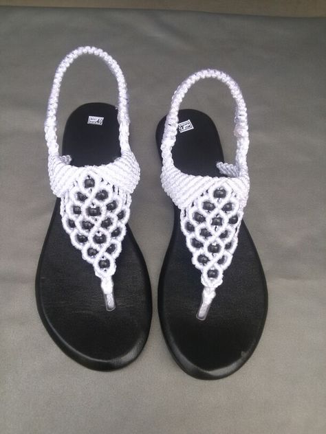 Macrame sandals black and white combo Rajutan Sandal, Diy Leather Sandals, Macrame Sandals, Barefoot Sandals Crochet Pattern, Crochet Flip Flops, Make Your Own Shoes, Travel Sandals, Crochet Barefoot Sandals, Diy Sandals