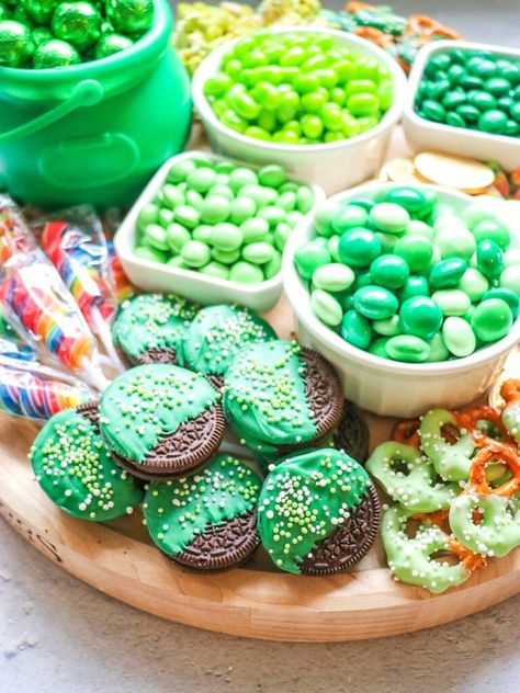 Today I’m sharing a St. Patrick’s Day Snack Board full of fun St. Patrick’s Day treats for kids. If you’re searching for kid-friendly St. Patrick’s Day snacks and food ideas, you can’t go wrong with this one! Feel free to customize it with your other favorite St. Patrick’s Day treats for kids, different green or rainbow candies, or even green fruits and veggies. Click or visit FabEveryday.com for all the details, and be sure to pin this one for later. Green Candy Charcuterie Board, Slytherin Snack Ideas, Green Platter Ideas, Green Christmas Treats, Green Picnic Food, Green Board Food, Colour Food Board Party Green, Green Food And Drinks, Green Christmas Snacks