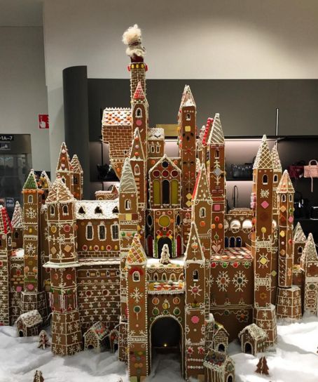 Christmas Castle Decoration, Disney Castle Gingerbread House, Gingerbread Castle Ideas, Elaborate Gingerbread Houses, Gingerbread House Patterns Templates Free Printable, Ginger Bread Castle, Gingerbread Fireplace, Gingerbread House Ideas Contest, Christmas Castles