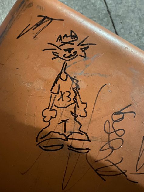 Small Graffiti Ideas, Y2k Graffiti Art Style, Tag Art Graffiti, Graffiti Artstyle, Grafitti Drawings Design, Graffiti Art Ideas, Pencil Graffiti, Bird Graffiti, Street Art Drawings