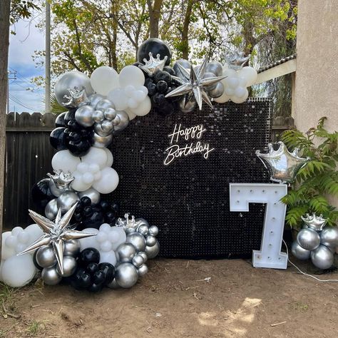 Balloon Decorations Black And Silver, Balloon Garland Black And White, Black And Sliver Balloons, Black White Sliver Decorations, Black And Silver Balloon Backdrop, Black White Silver Balloons, Black White And Silver Birthday Party, Birthday Decoration Ideas Black And Silver, Birthday Decoration Ideas Black And White