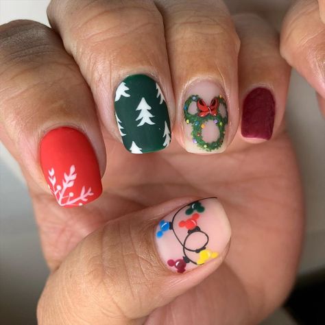 We would say to call @handjobsbyallison to recreate this🎄D I S N E Y🎄set, but she’s booked through February 🤷🏼‍♀️ Disney Christmas Nails, Disneyland Nails, Disney Nail Designs, Mickey Mouse Nails, Disney Inspired Nails, Disney Acrylic Nails, Mickey Nails, Cute Christmas Nails, Winter Nails Acrylic