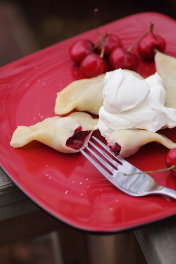 Cherry pierogi (dessert) Perogies Recipe, Pierogi Recipe, Eastern European Recipes, Ukrainian Recipes, Sour Cherry, Köstliche Desserts, Polish Recipes, European Food, Eastern European