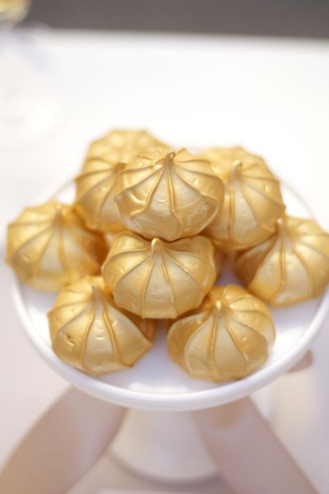 This dessert shimmers and shines! Gold meringue cookies are a lovely, metallic addition to your purple, pink, and blue Shimmer and Shine genie party spread. Meringue Recipes, Gold Dessert Table, Gold Dessert, Decorative Cookies, Gold Drip, Festive Food, New Year's Eve Recipes, Delicious Deserts, Meringue Cookies