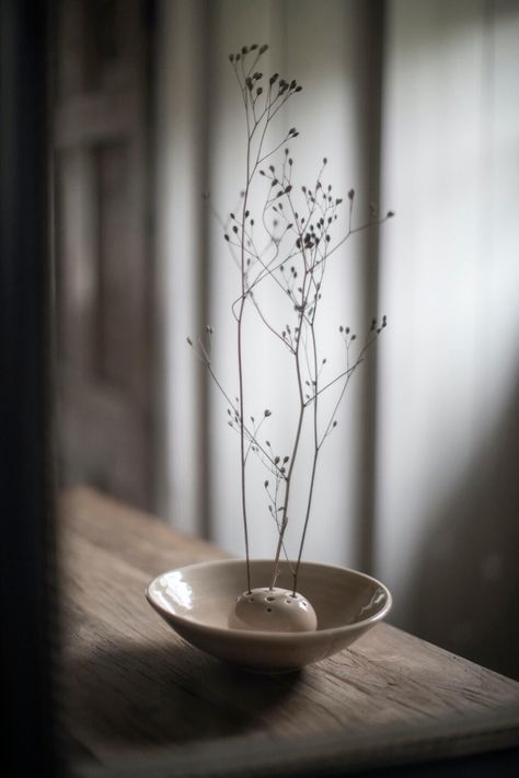 Ikebana: the Japanese art of flower arranging & why you should try it | 91 Magazine Frog Bowl, Traditional Vase, Traditional Vases, Decoration Beton, Plant Style, Ikebana Arrangements, Ikebana Flower Arrangement, Ikebana Vases, Keramik Design