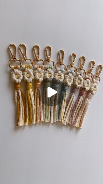 Megan | Macrame Gifts & Tutorials on Instagram: "Macrame Daisy Keychain 🌼💚  #macrametutorial #macrametutorials #howto #macrame #megsmodernmacrame #shopmegsmodernmacrame #macrameshop #handmadecommunity #macramemakers #macramegift #macramebraid #tassels #tasseltutorial #howtomacrame #gatheringknot #beginnerknot #beginnermacrame #beginnerartist #macramemovement #fiberart #ornamentdiy #macrameornament #macramekeychain #macramecharm #fiberart #macramechristmas #relaxingtutorial #shophandmade #macramediy #macrameinstructions #macramestepbystep" Macrame Tassel Diy, Macrame Daisy Keychain, Macrame Daisy, Macrame Gifts, Daisy Keychain, Macrame School, Tassels Tutorials, Macrame Flower, Tassel Crafts