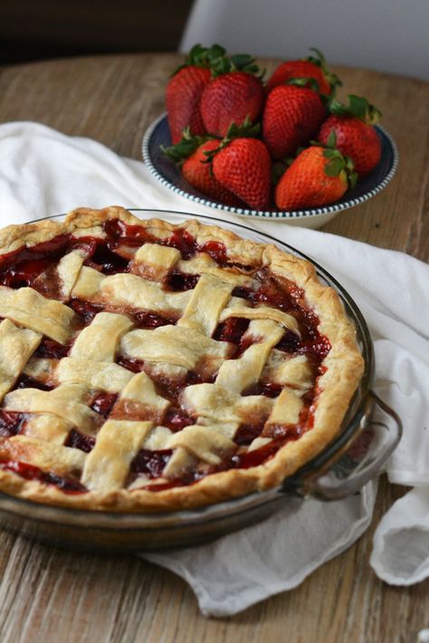 Strawberry Pie Aesthetic, Strawberry Pie Recipe Easy, Easy Pie Recipe, Pie Aesthetic, Baked Strawberry Pie, Strawberry Pies, Mixed Berry Pie, Strawberry Recipe, Strawberry Pie Recipe