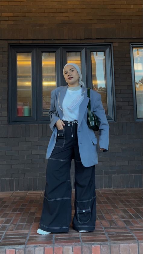 Pants And Blazer Outfit, Outfits With Blazers, Celana Cargo, Blazer Outfit, Fashion Hijab, Hijabi Outfits, Blazer Outfits, Dressed Down, Cargo Pants