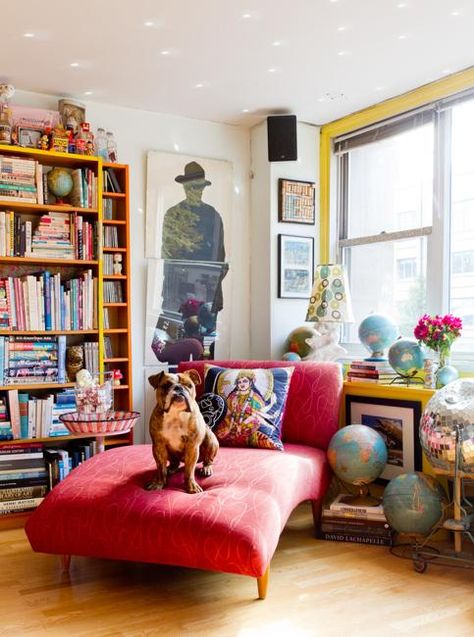 modern interior decorating ideas and bright room colors Chaise Lounge Living Room, Eclectic Living Room Design, Art On The Wall, Living Room New York, Casa Retro, Red Couch, Maximalist Design, Apartment Decoration, Funky Decor