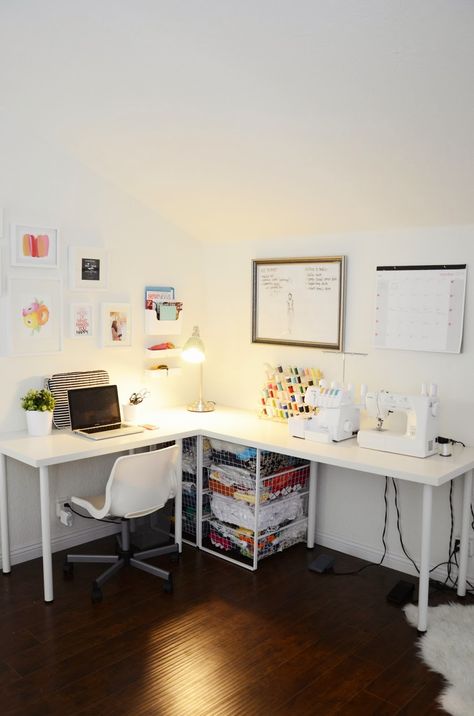 If I had an office this is probably what it would look like. Merricks Art: HOME TOUR: OFFICE SPACE Bedroom Sewing Space, Sewing Area In Bedroom, Office And Craft Room Combined, Fabric Organization, Selamat Hari Valentine, Sewing Area, Sewing Desk, Merricks Art, Sewing Room Inspiration